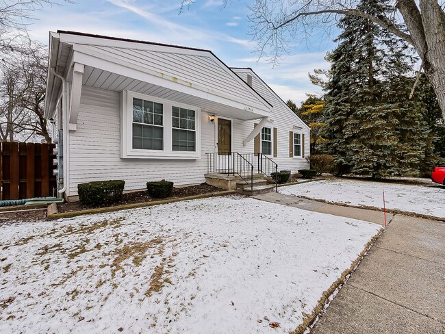 Building Photo - COMING SOON! Charming and Comfortable Living on Bayview Drive