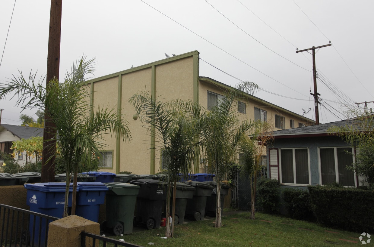 Building Photo - 944 N Vine Ave