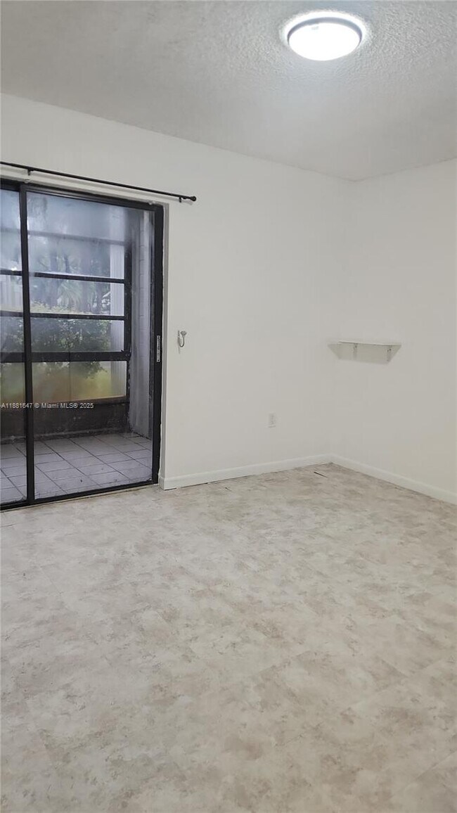 Foto del edificio - 905 NE 199th St