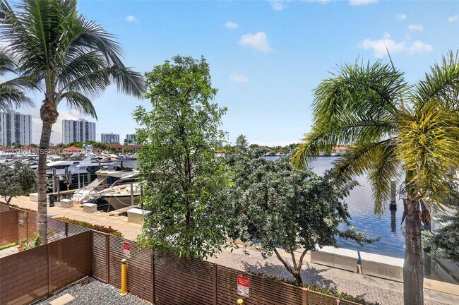 Foto del edificio - Yacht Club Way, Aventura, FL 33180 - 4 BR 4.5 BA townhouse