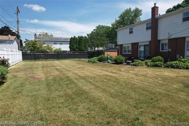 Building Photo - Spacious 4-Bedroom Colonial with Fireplace...
