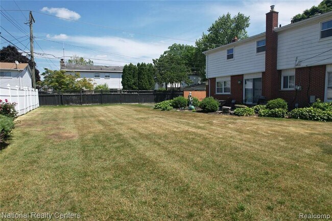 Foto del edificio - Spacious 4-Bedroom Colonial with Fireplace...