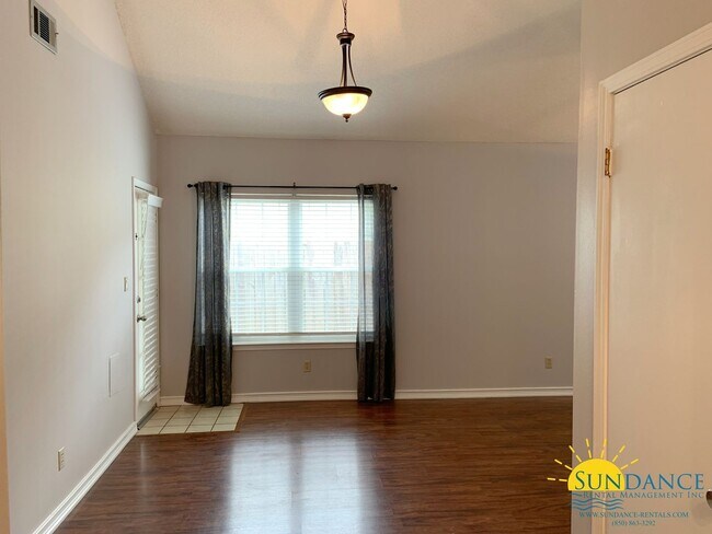 Foto del edificio - Beautiful Two Bedroom with Converted Garage in FWB!