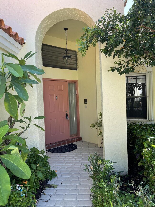 Building Photo - 2575 La Cristal Cir