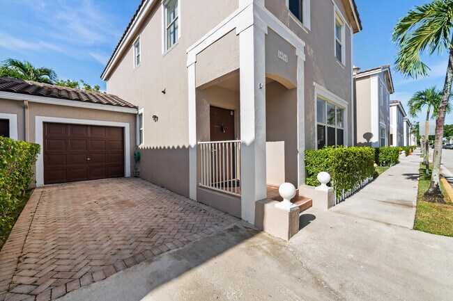 Foto del edificio - 10565 NW 57th Ct