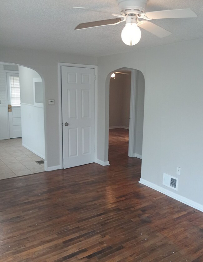 Building Photo - Adorable 2 Bedroom and 1 Bathroom Home