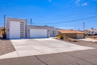 Building Photo - 3650 Parkview Dr