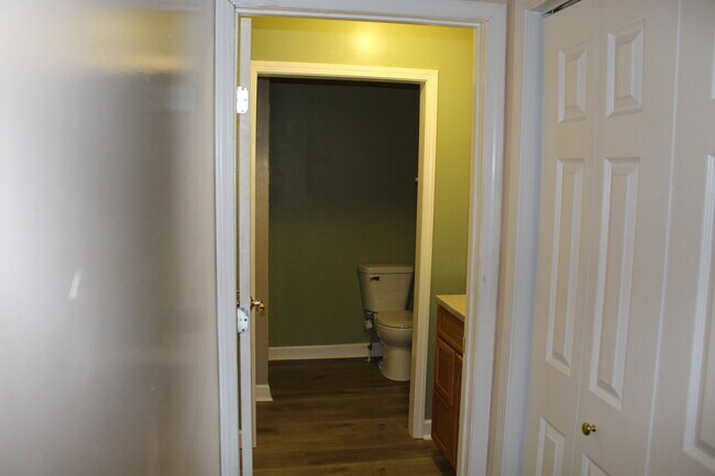 Master Bath - 512 Delaware St