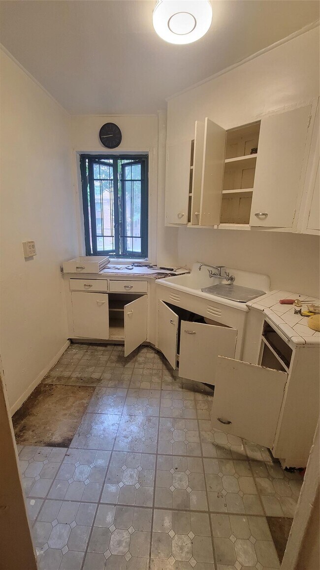 Foto del edificio - 1604 Metropolitan Ave