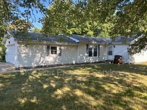 Building Photo - 402 N Iris Dr