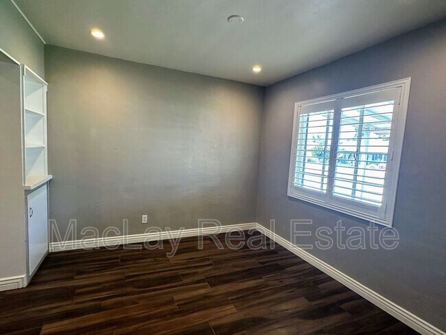 Building Photo - 915 E Orange Dr