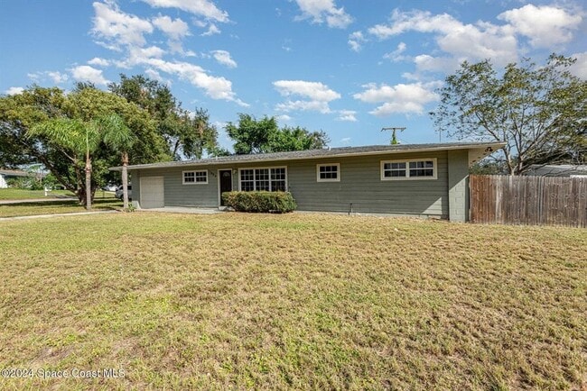 Building Photo - 1885 Golfview Dr