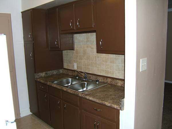 2 bedroom flat kitchen - Bowmanor Garden Apartments
