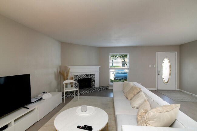 Foto del edificio - 15924 Coolwood Dr