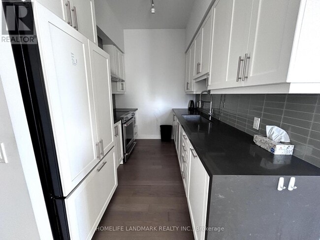 Building Photo - 4085-4085 Parkside Village Dr
