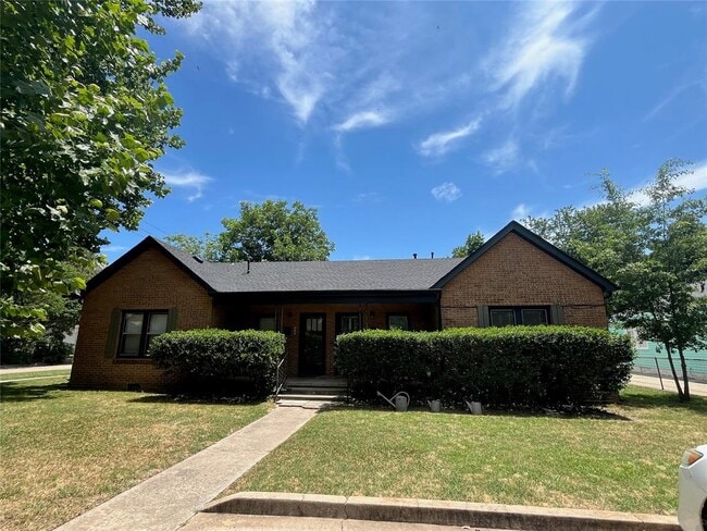 Building Photo - 502 W Comanche St