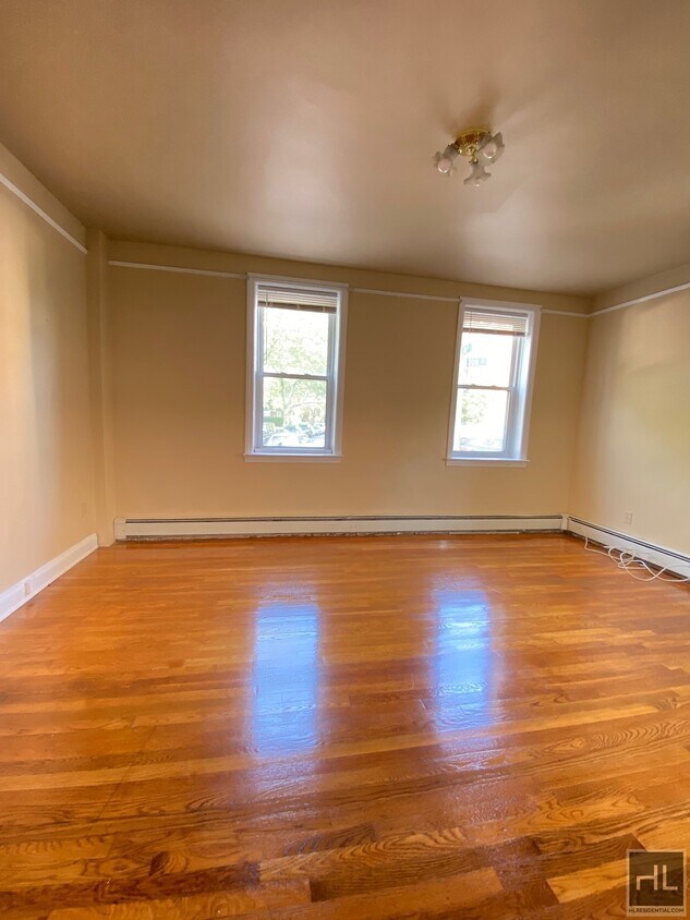 Foto del edificio - 1 bedroom Clean quiet charming 208 STREET ...