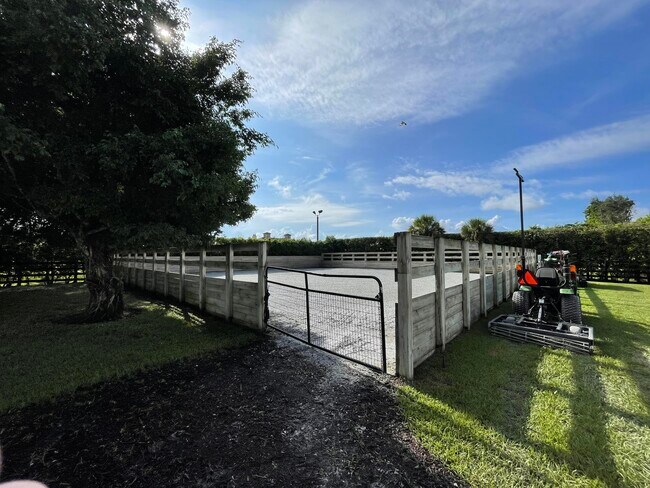 Foto del edificio - 14372 Equestrian Way
