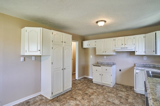 Building Photo - 1475 Laurel Dr