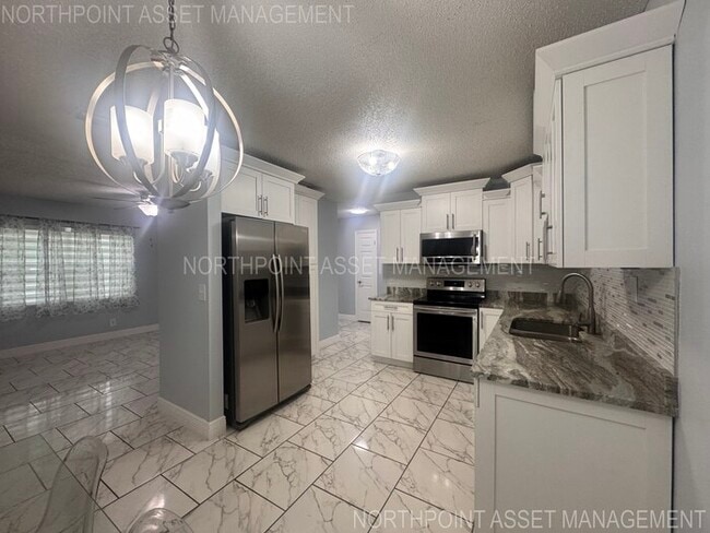 Building Photo - PRICE REDUCED FOR QUICK MOVE IN!! 2-2 Home plus 1 bed-1 bath Mother in Law Suite!