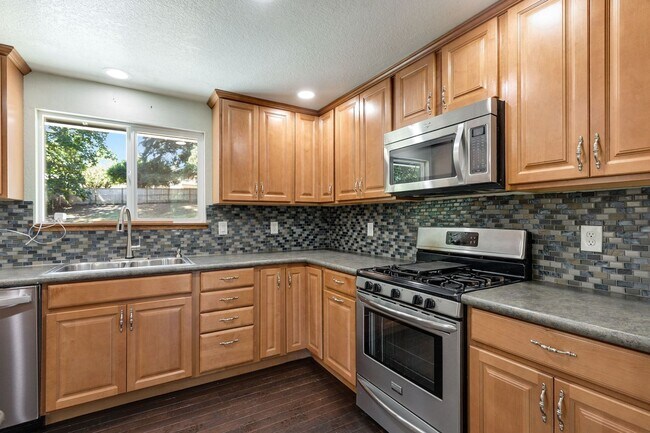 Foto del edificio - Huge fully fenced dog yard! RV/Boat extra parking! 4 bdrm 2.25 bath. Minutes to I-5, Everett Mall...