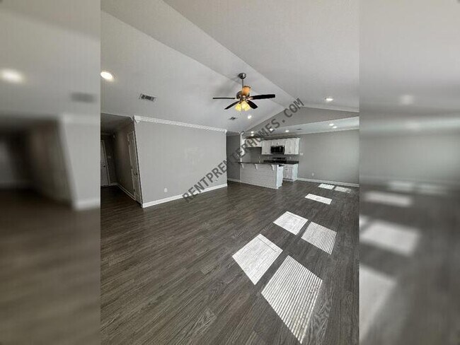 Foto del edificio - 14 Winchester Dr