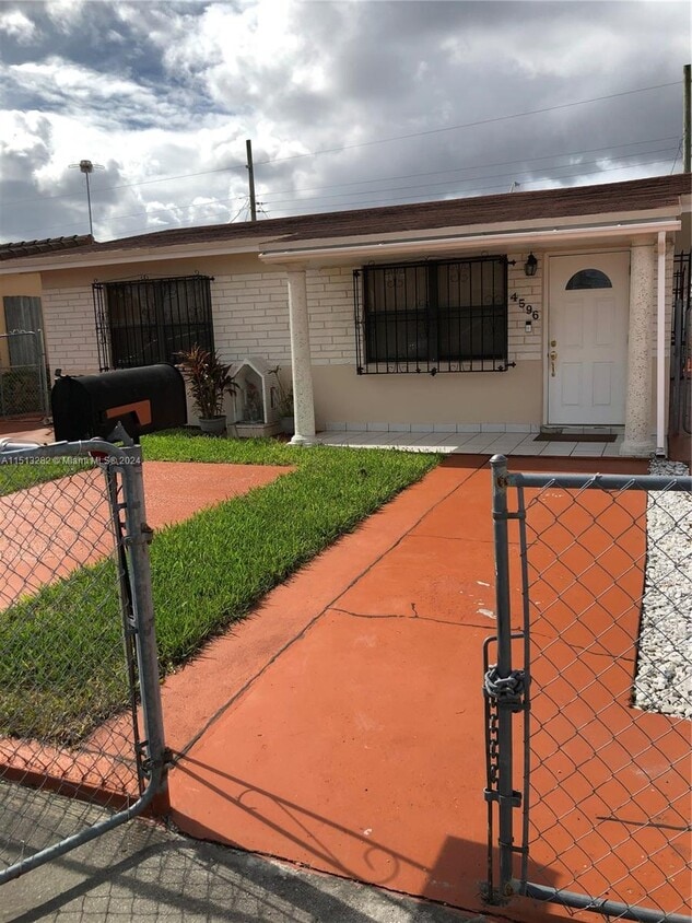 Primary Photo - 4596 E 8th Ct