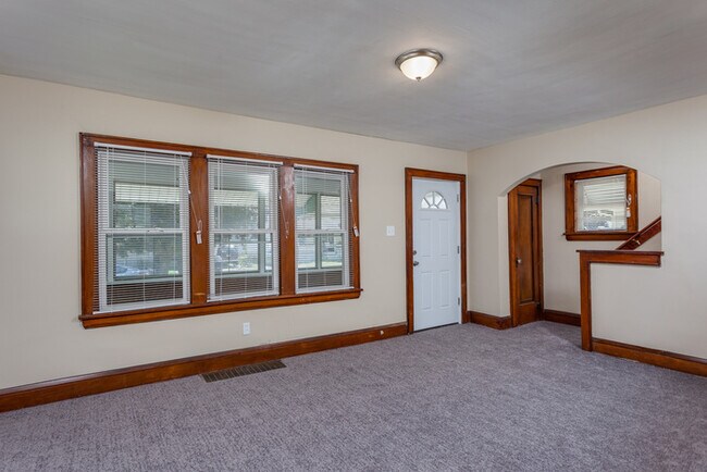 Building Photo - Like New 3 Bed 1 Bath in Firestone Park !