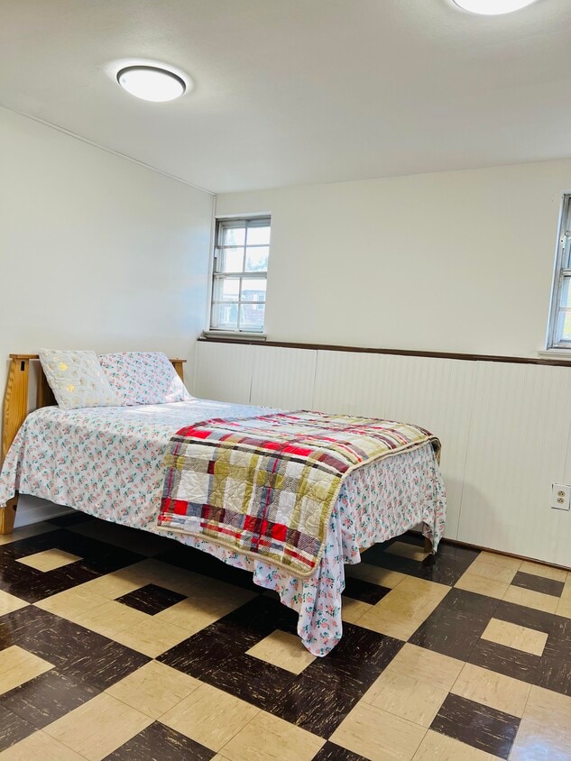 Primary Photo - 1405 Pleasant Valley Dr