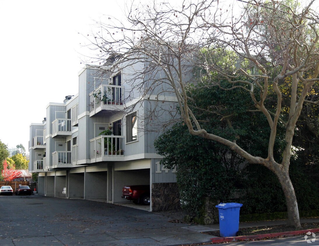 Building Photo - Acorn