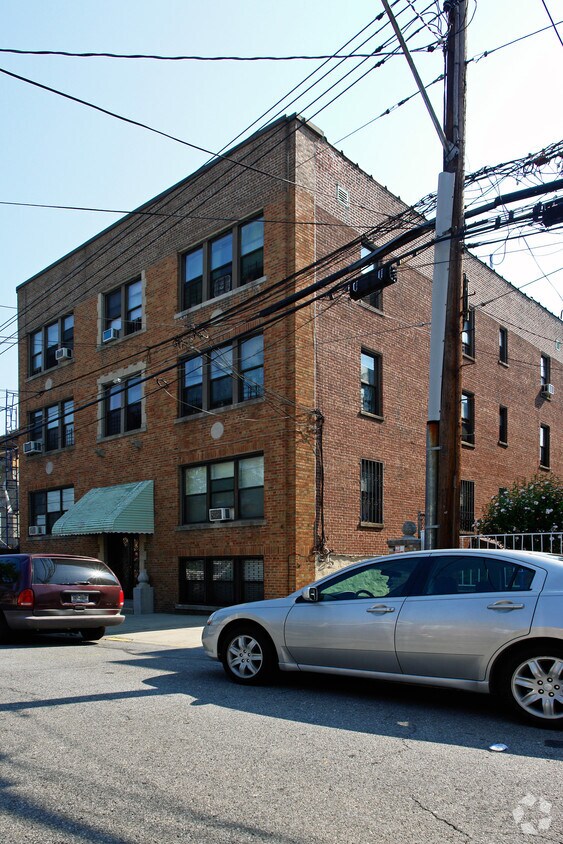Primary Photo - 3220 Radcliff Ave