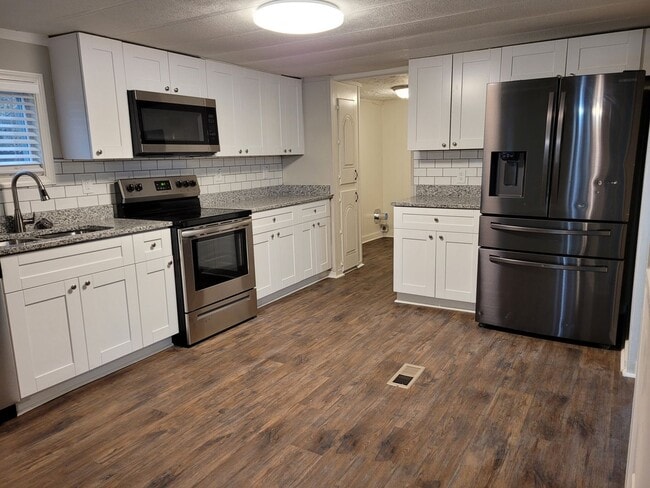 Building Photo - Spacious 3 BR 3 BA Home on 5 Acres