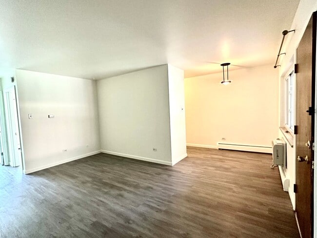 Building Photo - Spacious 1 Bed/1bath close to CU with Reserved Parking