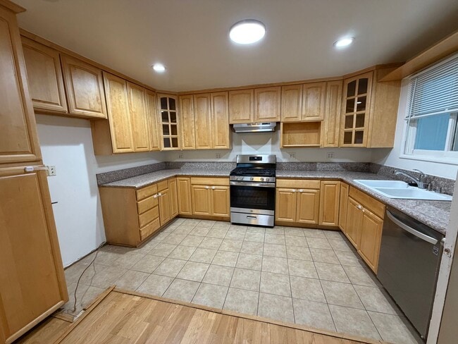 Foto del edificio - 3 Bedroom 2 Bath Home With Ample Storage