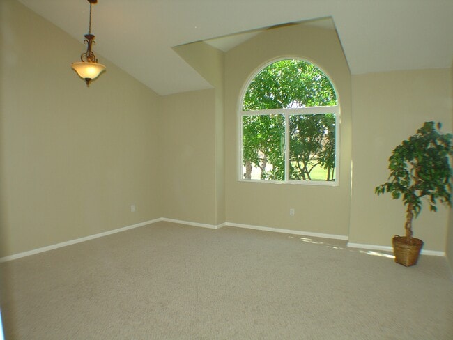 Building Photo - 18500 Kingsdale Ave