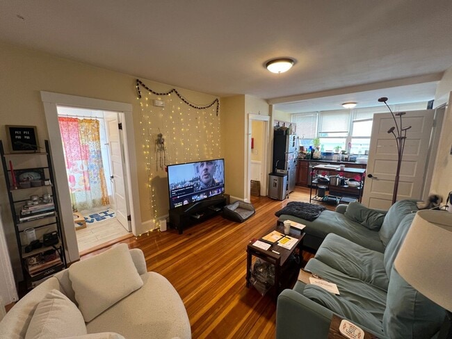 Building Photo - 9/1 Renovated 4BR/2BA with laundry in unit, AC near Porter/Harvard!