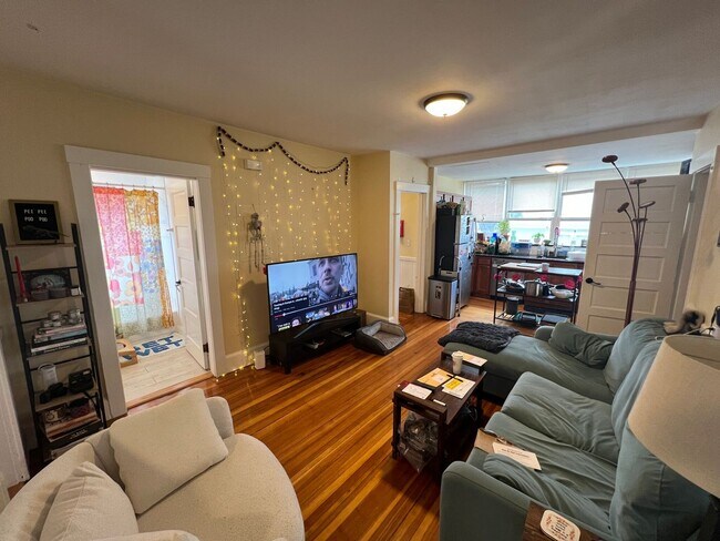 Foto del edificio - 9/1 Renovated 4BR/2BA with laundry in unit, AC near Porter/Harvard!