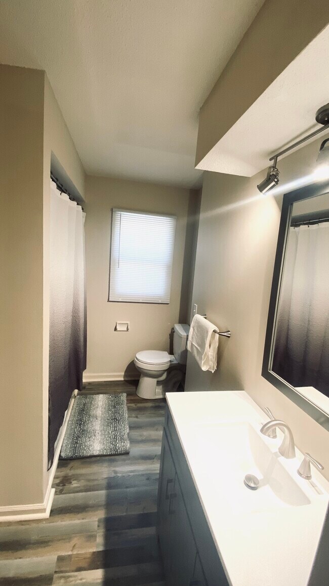 Foto del edificio - 5510 Cresthaven Ln