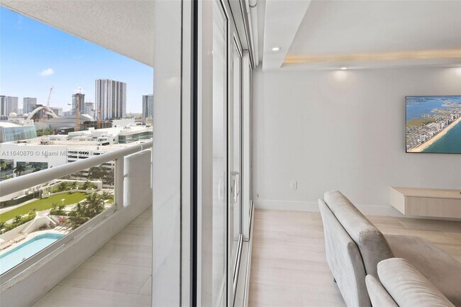 Building Photo - 1717 N Bayshore Dr