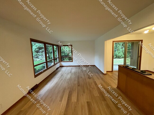 Building Photo - Upper Northwest Side 3 Bedroom Home