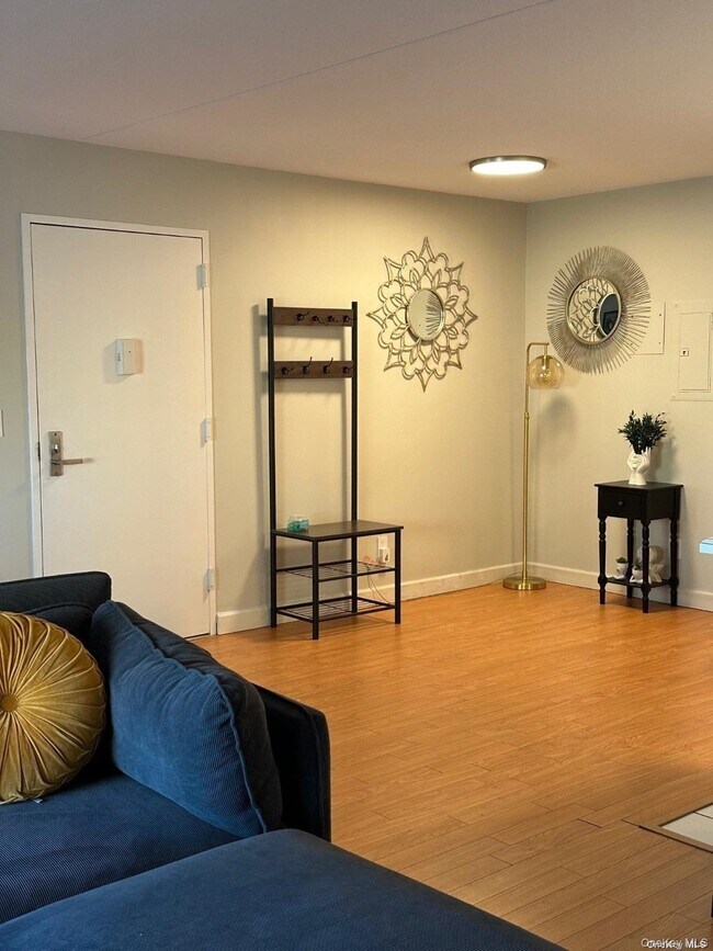 Building Photo - 170 W Broadway