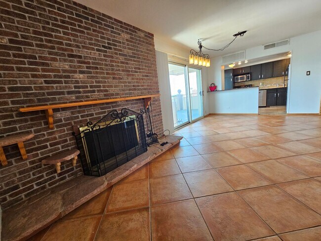 Building Photo - Amazing Penthouse 2 Bedroom 2 Bath With Mo...