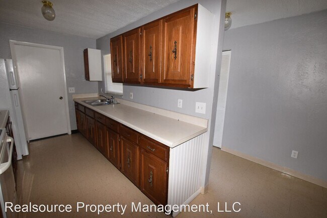 Building Photo - 608 S Old County Rd