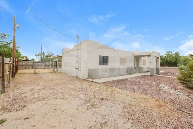 Building Photo - Huge home on corner lot!
