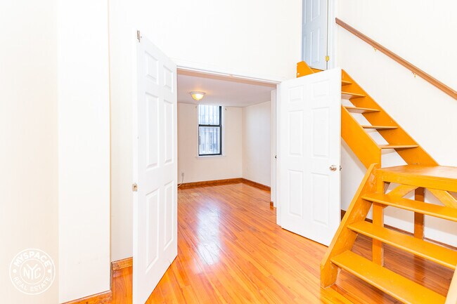 Foto del edificio - 239 Troutman St