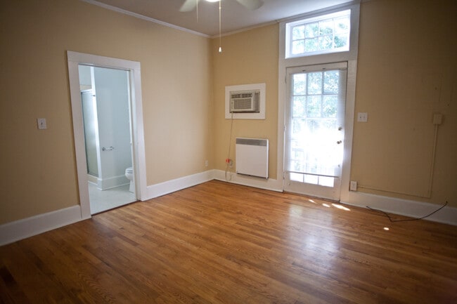 Building Photo - Adorable studio apartment, convenient to c...