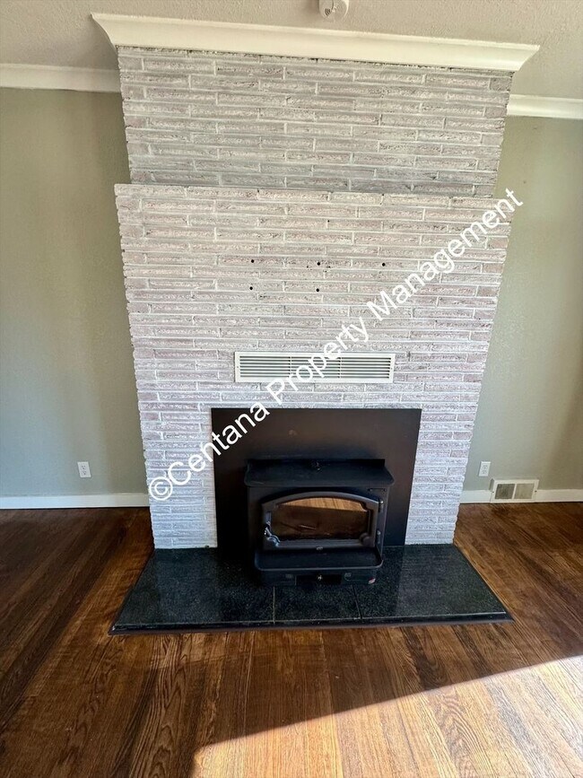 Foto del edificio - 4 bedroom 2 Bathroom with large yard in Anaconda