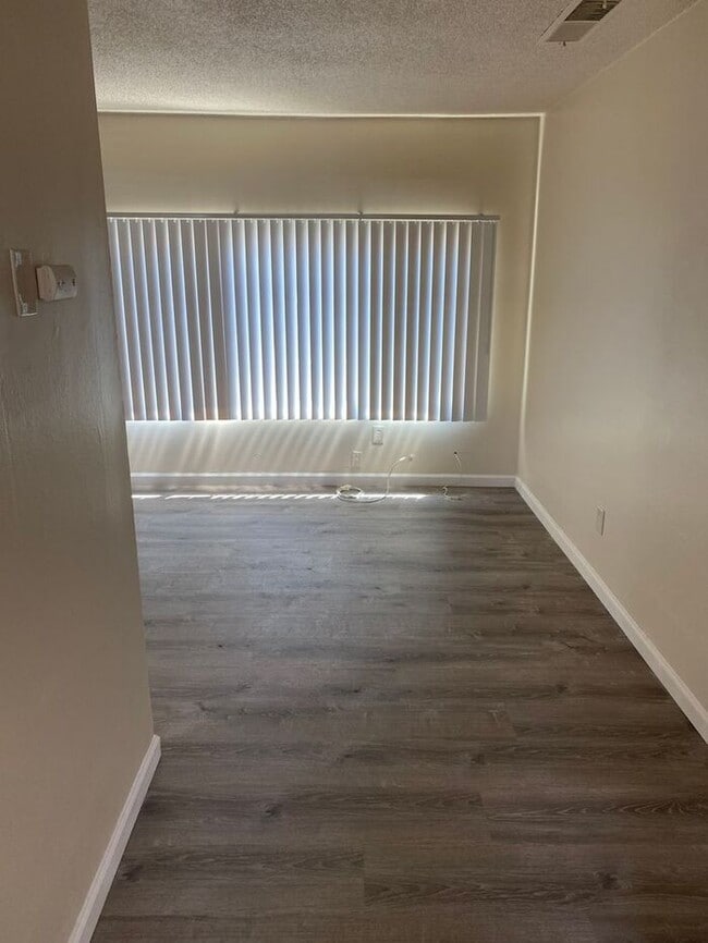 Building Photo - Single level 3 bedroom 1 bathroom centrall...
