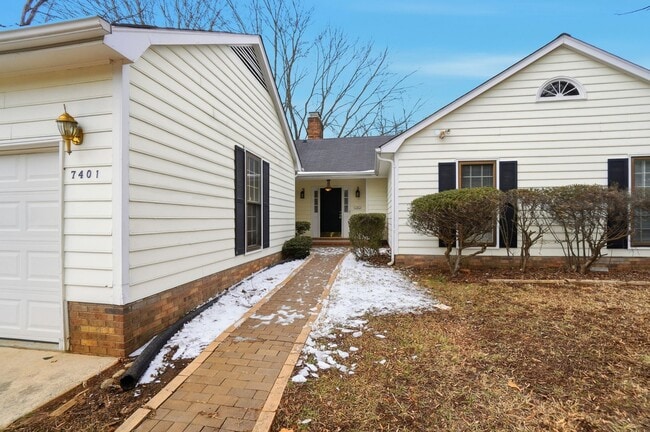 Building Photo - 3 Bedroom Ranch with a 2 Car Garage!