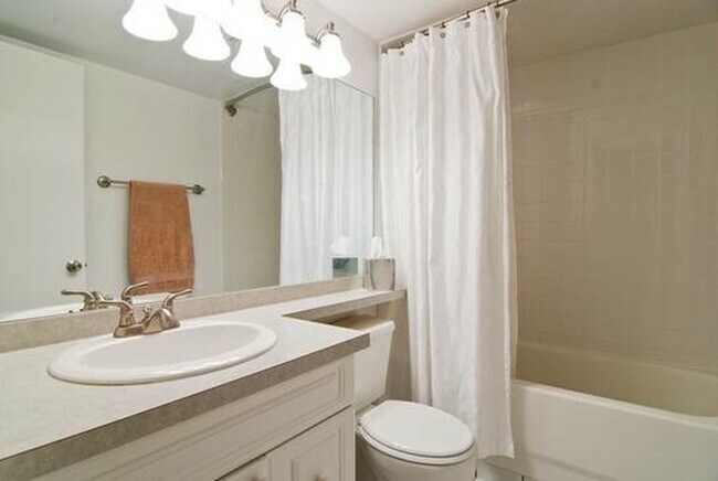 Baño - 2012 West Saint Paul Avenue